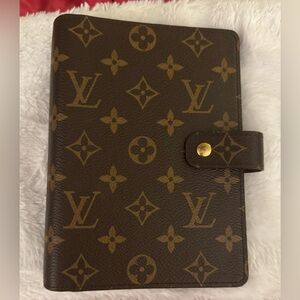 Authentic Louis Vuitton medium size ring agenda. Agenda MM, like new.
